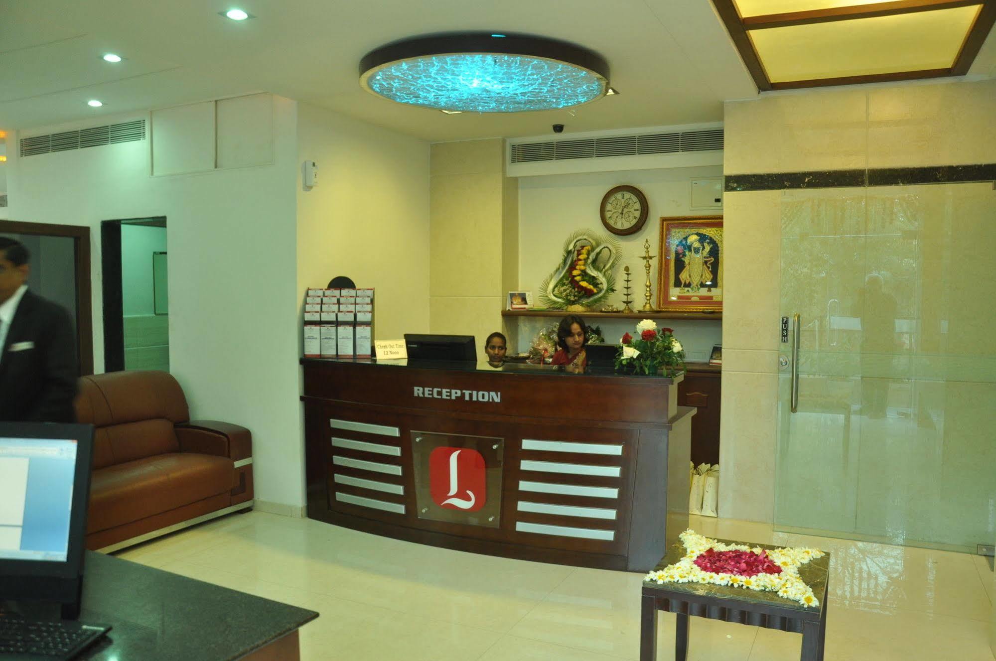 Treebo Trend Hotel Parker أحمد أباد المظهر الخارجي الصورة