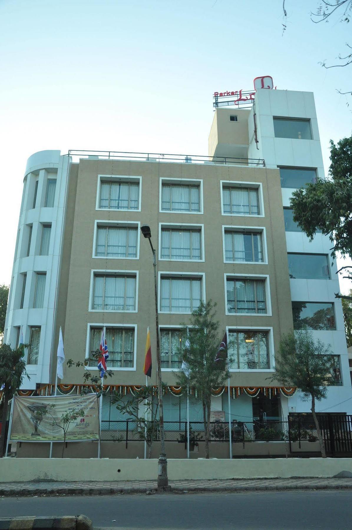 Treebo Trend Hotel Parker أحمد أباد المظهر الخارجي الصورة