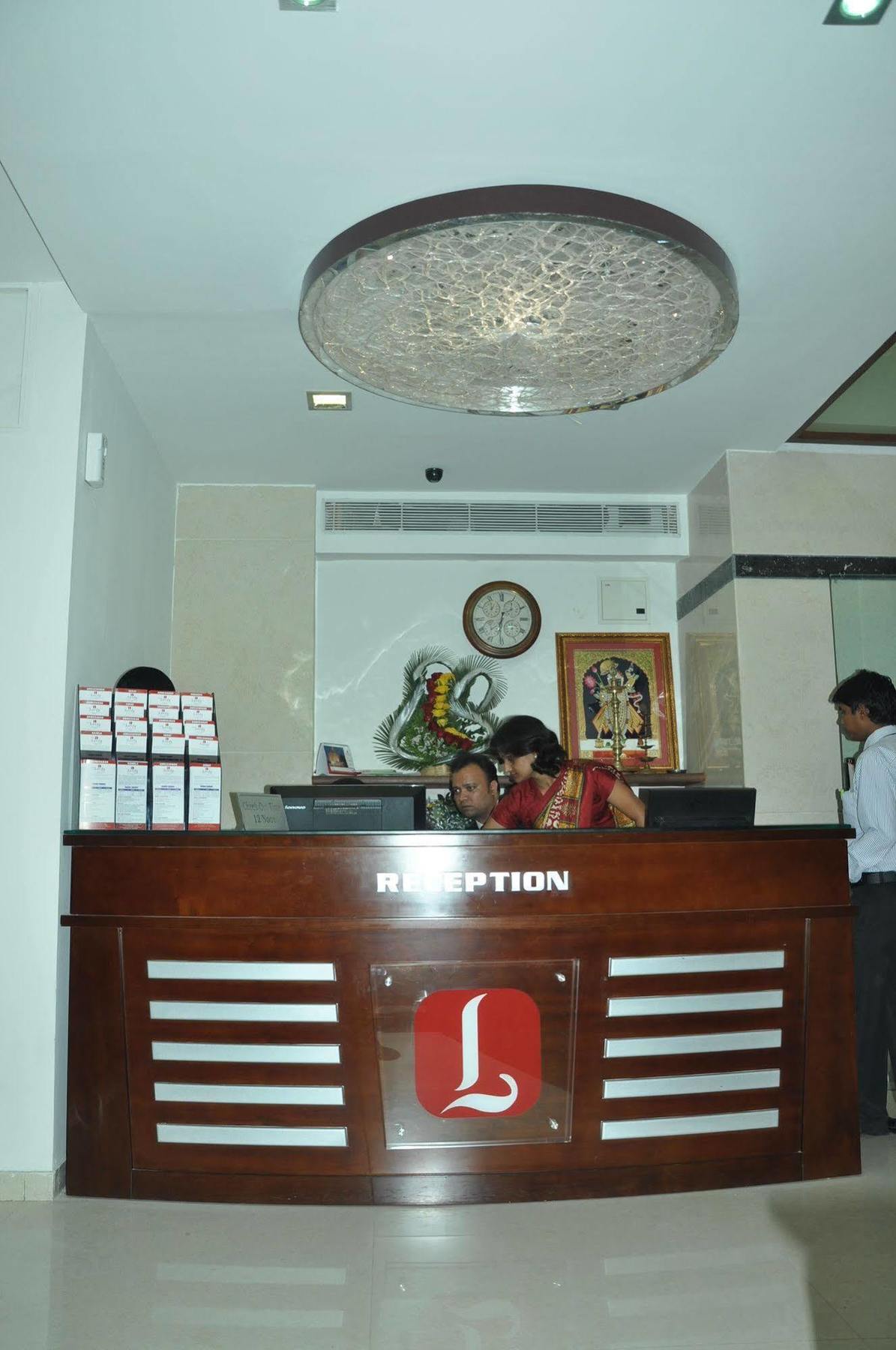 Treebo Trend Hotel Parker أحمد أباد المظهر الخارجي الصورة