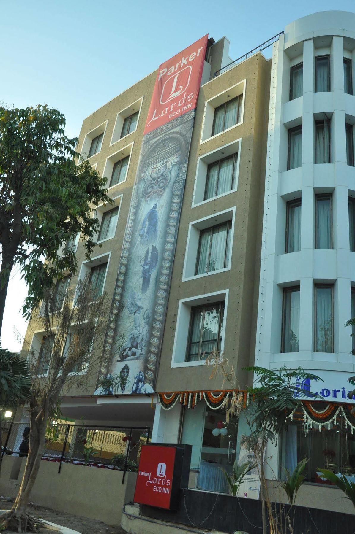 Treebo Trend Hotel Parker أحمد أباد المظهر الخارجي الصورة